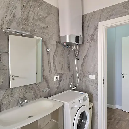 Lura 2 215 Plazhi San Pietro