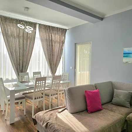 Apartman Lura 2 215 *