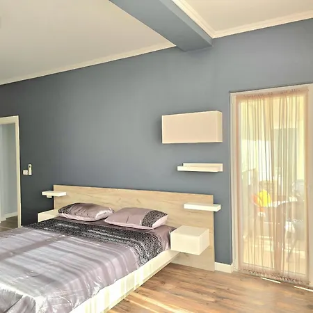 Apartman Lura 2 215 *