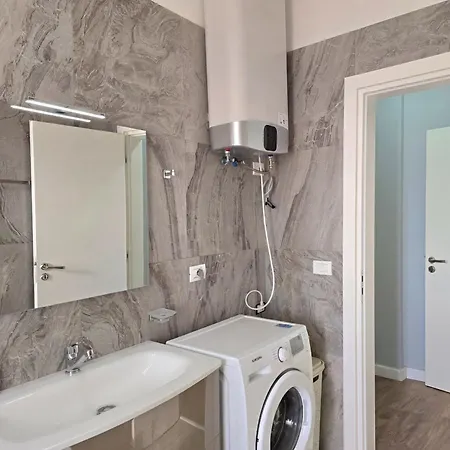 Lura 2 215 Plazhi San Pietro