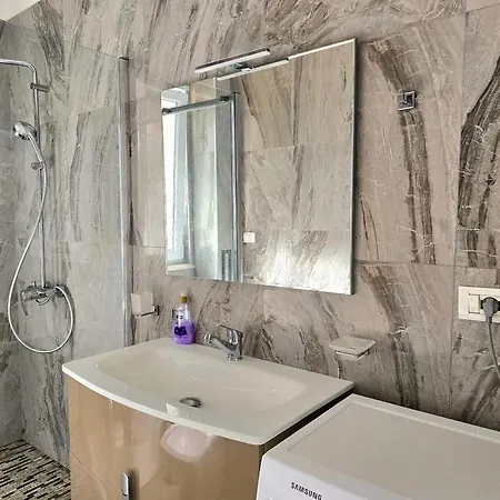 Lura 2 215 Plazhi San Pietro
