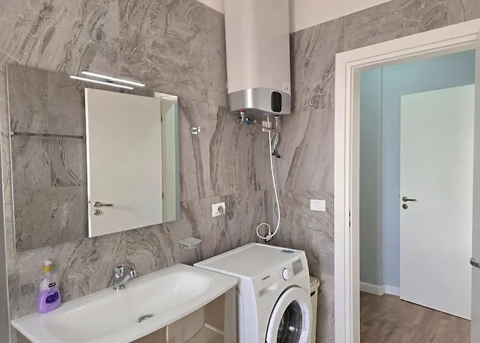 Lura 2 215 Plazhi San Pietro